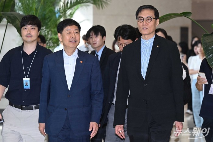 (왼쪽)구윤철 경제부총리 겸 기획재정부 장관이 7일 오전 서울 중구 한국은행을 찾아 (오른쪽)이창용 한은 총재와 면담을 하기 위해 면담장으로 향하고 있다. 사진=이수길 기자 Leo2004@newsway.co.kr