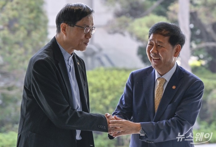(왼쪽)이창용 한국은행 총재가 7일 서울 중구 한은에서 구윤철 경제부총리 겸 기획재정부 장관을 접견하고 있다. 사진=이수길 기자 Leo2004@newsway.co.kr
