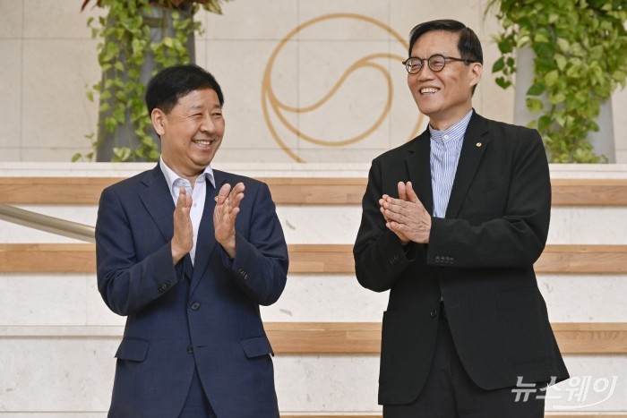 (왼쪽)구윤철 경제부총리 겸 기획재정부 장관과 이창용 한국은행 총재가 7일 오전 서울 중구 한은에서 박수를 치고 있다. 사진=이수길 기자 Leo2004@newsway.co.kr