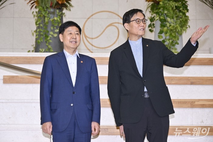 (오른쪽)이창용 한국은행 총재가 7일 오전 서울 중구 한은에서 구윤철 경제부총리 겸 기획재정부 장관을 만나 발언을 하고 있다. 사진=이수길 기자 Leo2004@newsway.co.kr