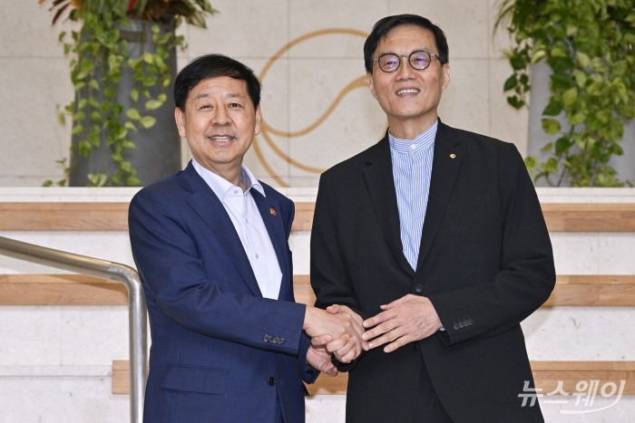 (왼쪽)구윤철 경제부총리 겸 기획재정부 장관과 이창용 한국은행 총재가 7일 서울 중구 한은에서 악수를 하고 있다. 사진=이수길 기자 Leo2004@newsway.co.kr