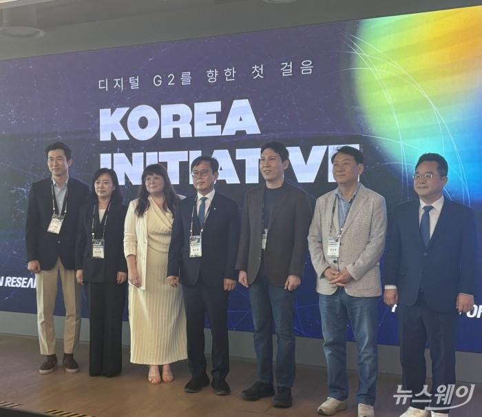 (좌측부터)이종섭·안수현 교수, 에스토니아 정부 관계자, 안도걸 민주당 의원, 김서준 대표, 이광재 전 국회 사무총장, 민병덕 민주당 의원. 사진=한종욱 기자.