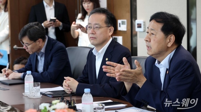 구윤철 경제부총리 겸 기획재정부 장관이 7일 오전 서울 중구 한국은행에서 이창용 한은 총재를 만나 대화를 하고 있다. 사진=이수길 기자 Leo2004@newsway.co.kr