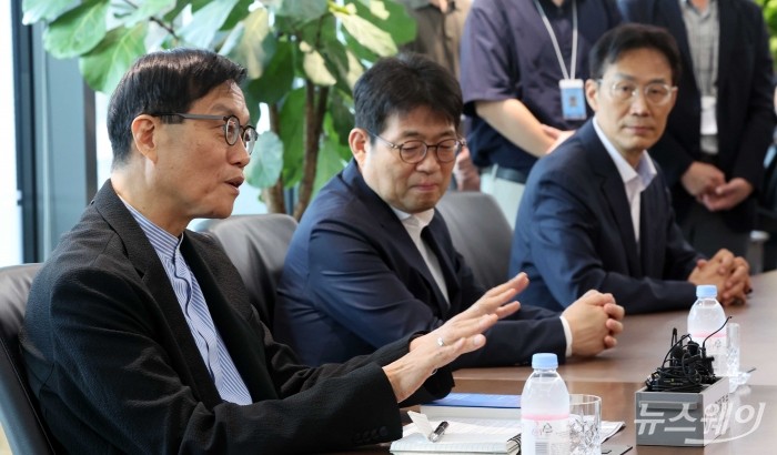이창용 한국은행 총재가 7일 오전 서울 중구 한은에서 구윤철 경제부총리 겸 기획재정부 장관을 만나 대화하고 있다. 사진=이수길 기자 Leo2004@newsway.co.kr