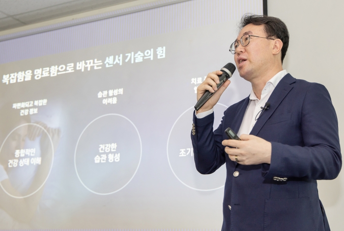 최종민 삼성전자 MX사업부 헬스 하드웨어 개발그룹장 상무가 7일 서울 중구 삼성전자 기자실에서 '갤럭시 워치8 시리즈'의 센서에 대해 미디어 브리핑을 진행하고 있다. (사진제공=삼성전자)