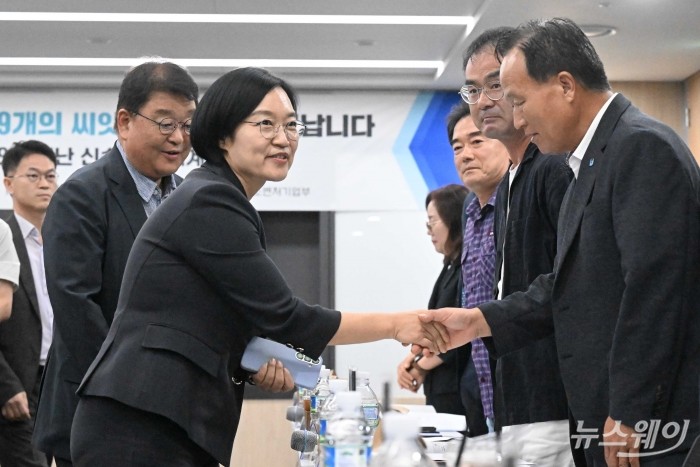 한성숙 중소벤처기업부 장관이 7일 오후 서울 마포구 드림스퀘어에서 열린 '소상공인 회복과 안전망 확충을 위한 릴레이 간담회 2탄'에 배석해 참석자와 악수를 하고 있다. 사진=강민석 기자 kms@newsway.co.kr
