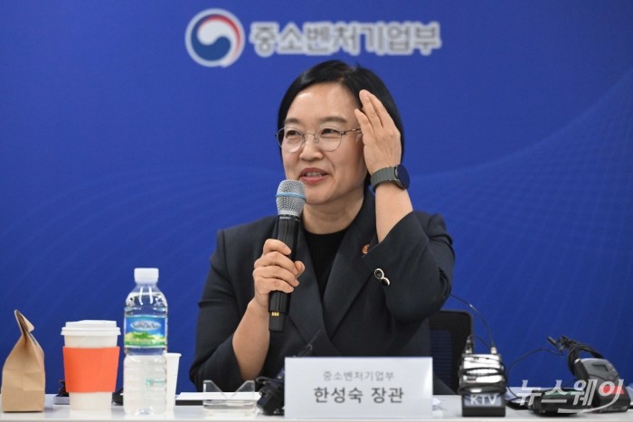 한성숙 중소벤처기업부 장관이 7일 오후 서울 마포구 드림스퀘어에서 열린 소상공인 회복과 안전망 확충을 위한 릴레이 간담회 2탄에서 모두발언을 하고 있다. 사진=강민석 기자 kms@newsway.co.kr