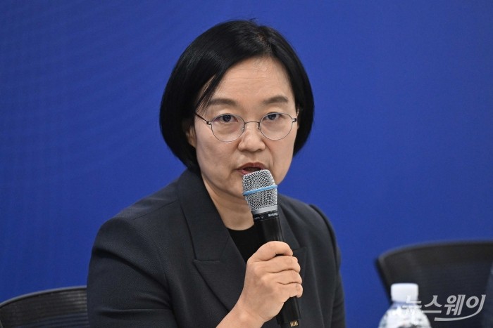 한성숙 중소벤처기업부 장관이 7일 오후 서울 마포구 드림스퀘어에서 열린 '소상공인 회복과 안전망 확충을 위한 릴레이 간담회 2탄'에서 박수를 치고 있다. 사진=강민석 기자 kms@newsway.co.kr