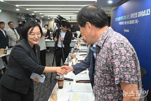 소상공인 만나 악수 나누는 한성숙 중기부 장관