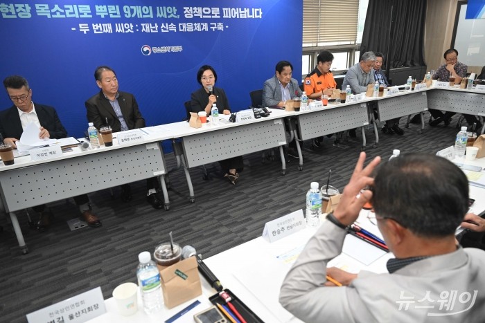 한성숙 중소벤처기업부 장관이 7일 오후 서울 마포구 드림스퀘어에서 열린 '소상공인 회복과 안전망 확충을 위한 릴레이 간담회 2탄'에 참석해 인사말을 하고 있다. 사진=강민석 기자 kms@newsway.co.kr