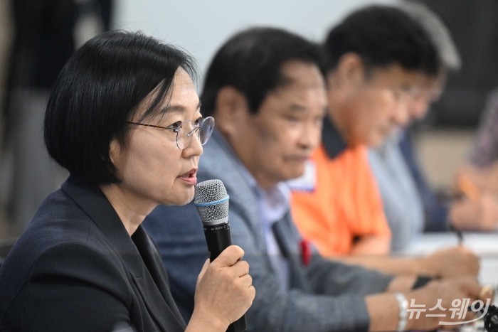 한성숙 중소벤처기업부 장관이 7일 오후 서울 마포구 드림스퀘어에서 열린 '소상공인 회복과 안전망 확충을 위한 릴레이 간담회 2탄'에 참석해 인사말을 하고 있다. 사진=강민석 기자 kms@newsway.co.kr