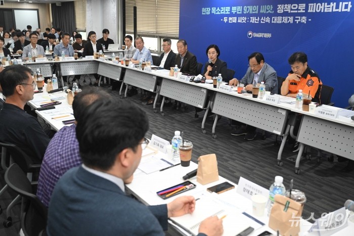 (오른쪽 세 번째)한성숙 중소벤처기업부 장관이 7일 오후 서울 마포구 드림스퀘어에서 열린 '소상공인 회복과 안전망 확충을 위한 릴레이 간담회 2탄'에 참석해 인사말을 하고 있다. 사진=강민석 기자 kms@newsway.co.kr