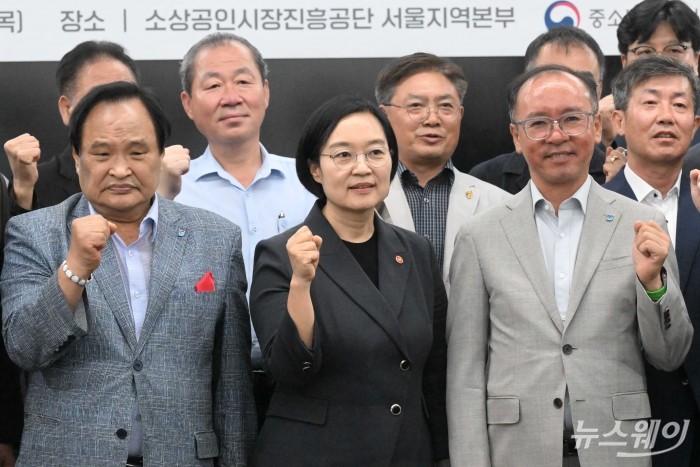 (앞 줄 왼쪽 세 번째)한성숙 중소벤처기업부 장관과 (오른쪽 첫 번째)이충환 전국상인연합회장을 비롯한 참석자들이 7일 오후 서울 마포구 드림스퀘어에서 열린 '소상공인 회복과 안전망 확충을 위한 릴레이 간담회 2탄'에 참석해 기념촬영을 하고 있다. 사진=강민석 기자 kms@newsway.co.kr