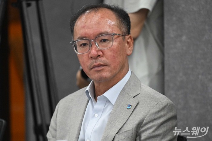 이충환 전국상인연합회장이 7일 오후 서울 마포구 드림스퀘어에서 열린 '소상공인 회복과 안전망 확충을 위한 릴레이 간담회 2탄'에 참석해 자리하고 있다. 사진=강민석 기자 kms@newsway.co.kr