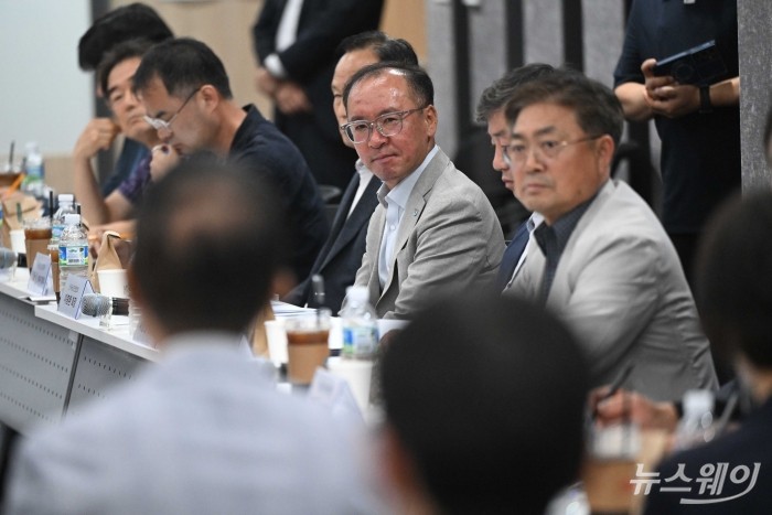 이충환 전국상인연합회장이 7일 오후 서울 마포구 드림스퀘어에서 열린 '소상공인 회복과 안전망 확충을 위한 릴레이 간담회 2탄'에 배석해 발표자의 발표를 경청하고 있다. 사진=강민석 기자 kms@newsway.co.kr