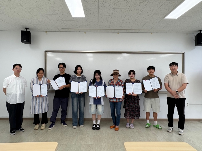 전주기전대학 산학협력단이 6일 2025년 부안군 체류형 생활인구 활성화 창업지원사업 창업경진대회 수상자들과 협약식을 진행하고 있다.