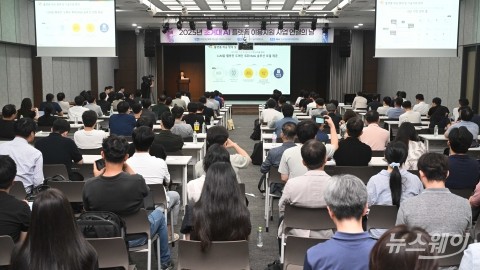'LLM 활용 도메인 특화 RAG' 발표하는 권성애 마음AI 이사