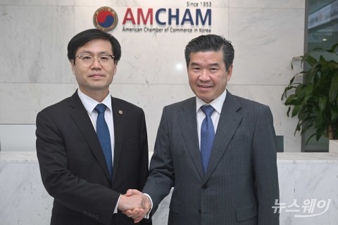 면담에 앞서 악수 나누는 여한구 산업부 통상본부장·제임스 김 암참 회장