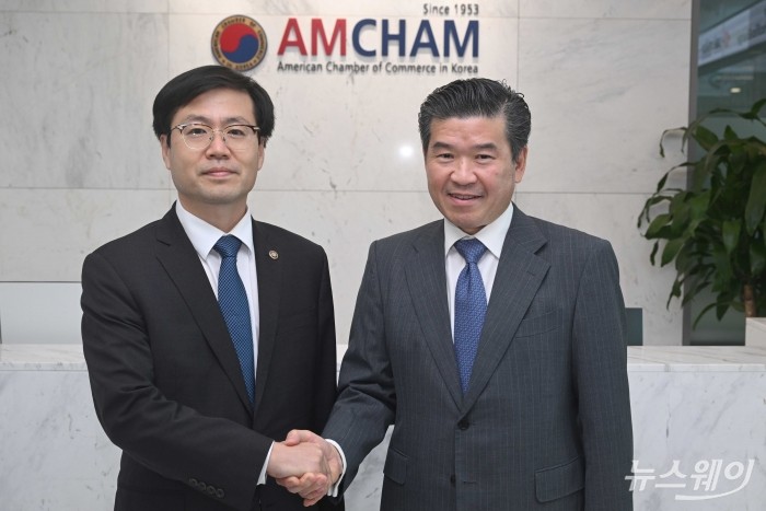 면담에 앞서 악수 나누는 여한구 산업부 통상본부장·제임스 김 암참 회장