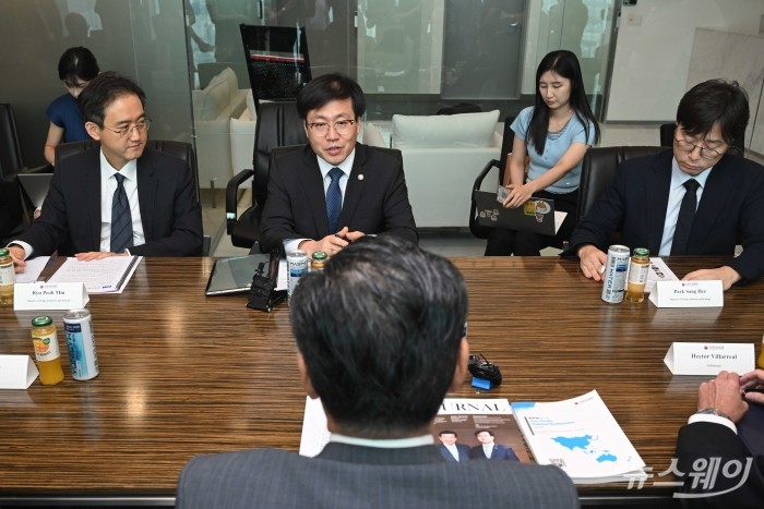 (왼쪽 두 번째)여한구 산업통상자원부 통상교섭본부장이 8일 오후 서울 여의도 주한미국상공회의소를 예방해 제임스 김 주한미국상공회의소 회장과 '미국계 외투기업' 간담회를 갖으며 모두발언하고 있다. 사진=강민석 기자 kms@newsway.co.kr