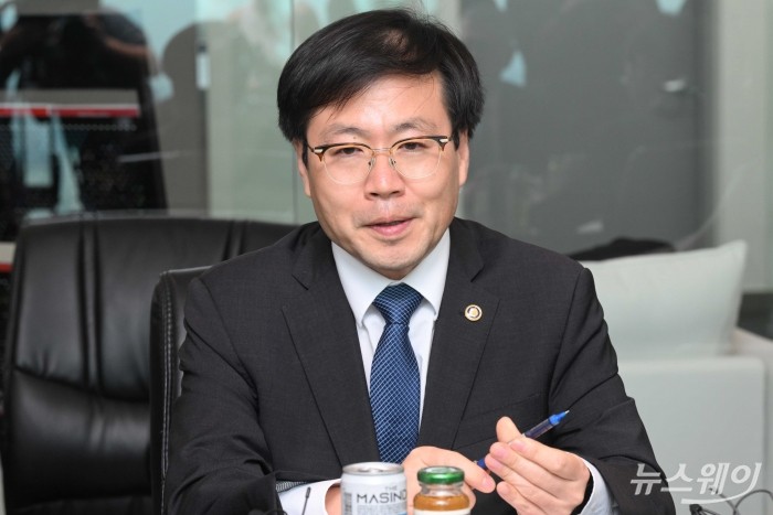 여한구 산업통상자원부 통상교섭본부장이 8일 오후 서울 여의도 주한미국상공회의소를 예방해 제임스 김 주한미국상공회의소 회장과 '미국계 외투기업' 간담회를 갖으며 모두발언하고 있다. 사진=강민석 기자 kms@newsway.co.kr