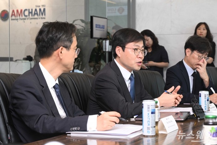 (중앙)여한구 산업통상자원부 통상교섭본부장이 8일 오후 서울 여의도 주한미국상공회의소를 예방해 제임스 김 주한미국상공회의소 회장과 '미국계 외투기업' 간담회를 갖으며 모두발언하고 있다. 사진=강민석 기자 kms@newsway.co.kr