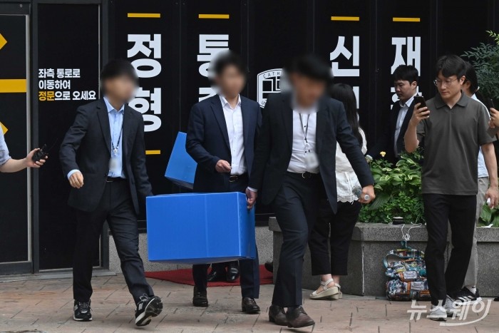 윤석열 전 대통령의 김건희 여사 관련 각종 의혹을 수사하는 특검팀(민중기 특별검사)이 11일 오후 서울 서초구 서희건설 사옥에서 압수수색을 마친 뒤 압수품을 들고 차량으로 향하고 있다. 사진=강민석 기자 kms@newsway.co.kr