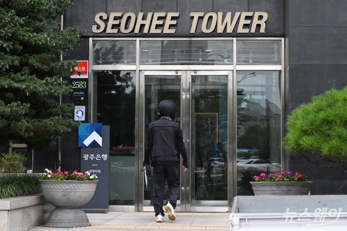 윤석열 전 대통령의 김건희 여사 관련 각종 의혹을 수사하는 특검팀(민중기 특별검사)이 11일 오후 서울 서초구 서희건설에서 압수수색을 진행하고 있는 가운데 노동자가 사옥에 들어가고 있다. 사진=강민석 기자 kms@newsway.co.kr