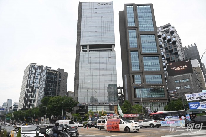 윤석열 전 대통령의 김건희 여사 관련 각종 의혹을 수사하는 특검팀(민중기 특별검사)이 11일 오후 서울 서초구 서희건설에서 압수수색을 진행하고 있는 가운데 사옥이 보이고 있다. 사진=강민석 기자 kms@newsway.co.kr