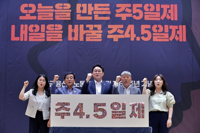 도입 검토 나섰지만···임금 부담 '늘고' 고객 서비스 '줄고'