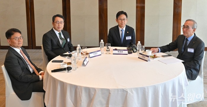배경훈 과학기술정보통신부 장관이 12일 서울 중구 웨스틴조선호텔에서 열린 정부-이통사 AI 투자협력 선언식에 앞서 이통3사 대표들과 사전 환담을 하고 있다. (왼쪽부터) 이철훈 LG유플러스 부사장, 유영상 SK텔레콤 대표, 배 장관, 김영섭 KT 대표. 사진=이수길 기자 Leo2004@newsway.co.kr