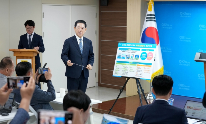 김영록 전라남도지사가 12일 오전 도청 브리핑룸에서 '관광서비스 대전환'을 위한 대 도민 담화문을 발표하고 있다.