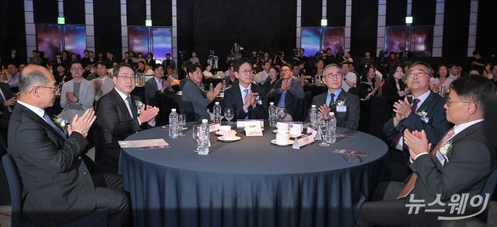 배경훈 과학기술정보통신부 장관이 12일 서울 중구 웨스틴조선호텔에서 열린 '정부-이통사 인공지능(AI) 투자협력 선언식'에서 유영상 SK텔레콤 대표, 김영섭 KT 대표, 이철훈 LG유플러스 부사장 등 참석자들과 자리하고 있다. 사진=이수길 기자 Leo2004@newsway.co.kr