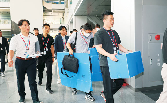 경기남부경찰청과 고용노동부 관계자들이 경기 광명 고속도로 시공 현장 근로자 감전사고와 관련, 압수수색을 위해 지난 12일 인천 연수구 포스코이앤씨 본사로 들어서고 있다. 사진=연합뉴스