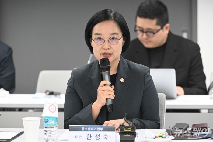 한성숙 중소벤처기업부 장관이 13일 오후 서울 종로구 광화문빌딩에서 열린 벤처생태계 활성화를 위한 정책현장 간담회에서 모두발언을 하고 있다. 사진=강민석 기자 kms@newsway.co.kr