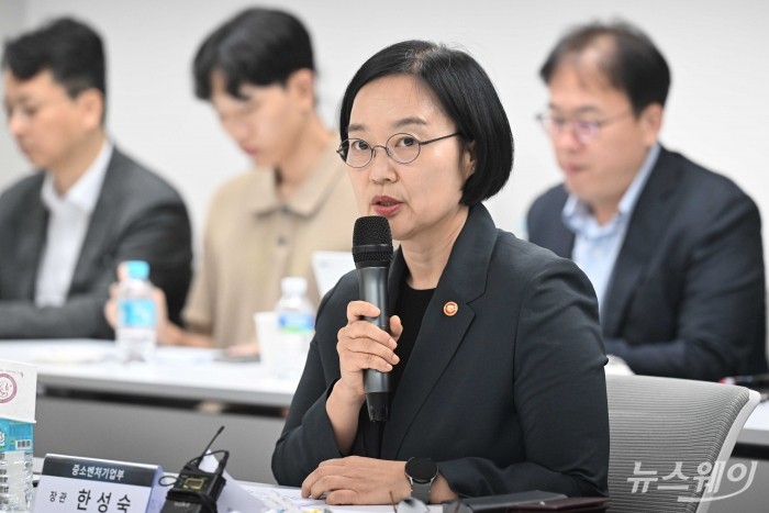 한성숙 중소벤처기업부 장관이 13일 오후 서울 종로구 광화문빌딩에서 열린 벤처생태계 활성화를 위한 정책현장 간담회에서 모두발언을 하고 있다. 사진=강민석 기자 kms@newsway.co.kr