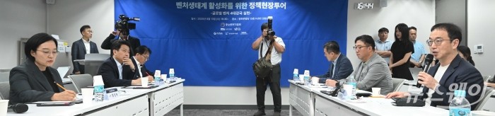 송병준 벤처기업협회장이 13일 오후 서울 종로구 광화문빌딩에서 열린 벤처생태계 활성화를 위한 정책현장 간담회에서 발언을 하고 있다. 사진=강민석 기자 kms@newsway.co.kr