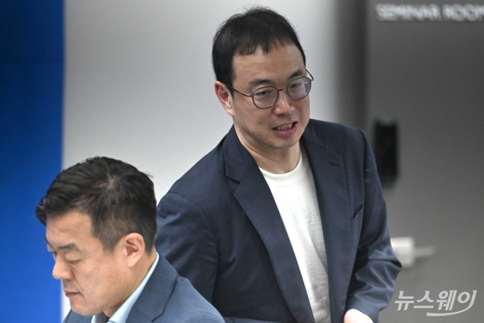 송병준 벤처기업협회장이 13일 오후 서울 종로구 광화문빌딩에서 열린 벤처생태계 활성화를 위한 정책현장 간담회에 참석하기 위해 자리로 향하고 있다. 사진=강민석 기자 kms@newsway.co.kr