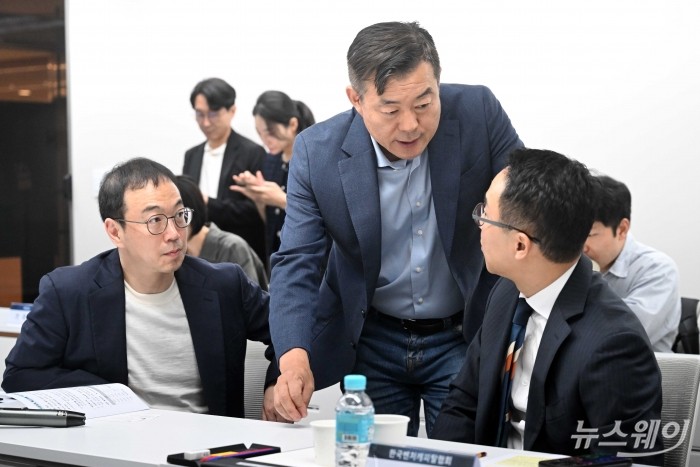 (왼쪽부터)송병준 벤처기업협회장과 조민식 한국엔젤투자협회장, 유승운 한국벤처캐피탈협회 부회장이 13일 오후 서울 종로구 광화문빌딩에서 열린 벤처생태계 활성화를 위한 정책현장 간담회에 앞서 대화를 하고 있다. 사진=강민석 기자 kms@newsway.co.kr