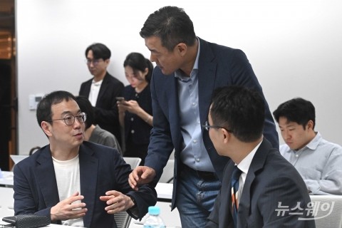 대화 나누는 송병준·조민식·유승운