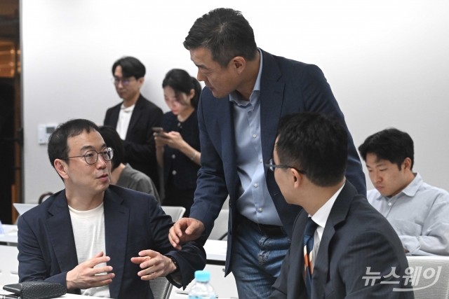 대화 나누는 송병준·조민식·유승운
