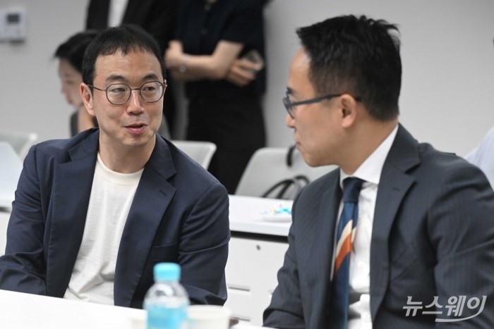 (왼쪽)송병준 벤처기업협회장과 유승운 한국벤처캐피탈협회 부회장이 13일 오후 서울 종로구 광화문빌딩에서 열린 벤처생태계 활성화를 위한 정책현장 간담회에 앞서 대화를 하고 있다. 사진=강민석 기자 kms@newsway.co.kr
