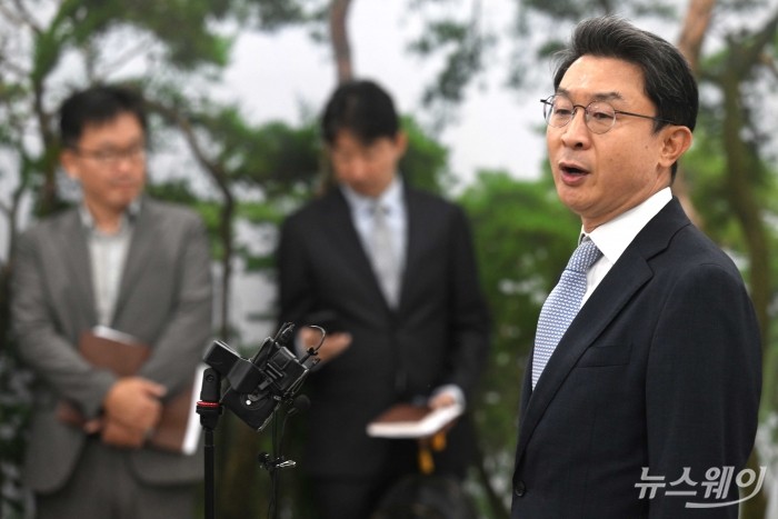 이억원 금융위원회 위원장 후보자가 14일 오전 서울 종로구 예금보험공사에 마련된 인사청문회 준비 집무실로 첫 출근을 하며 지명소회를 밝히고 있다. 사진=강민석 기자 kms@newsway.co.kr