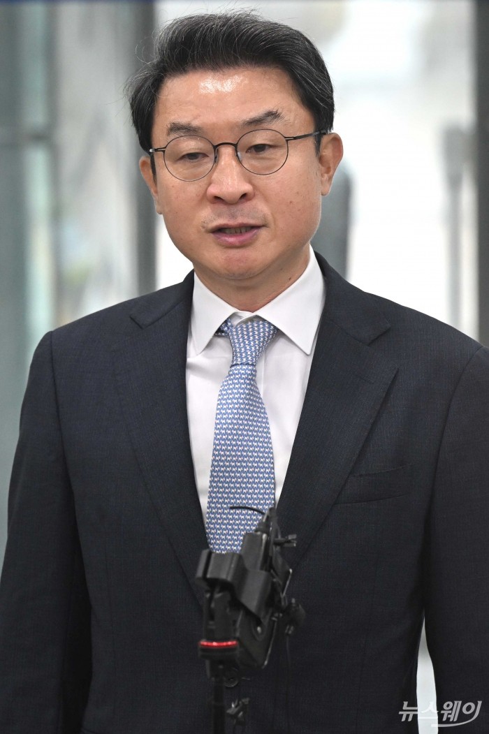 이억원 금융위원회 위원장 후보자가 14일 오전 서울 종로구 예금보험공사에 마련된 인사청문회 준비 집무실로 첫 출근을 하며 소회를 밝히고 있다. 사진=강민석 기자 kms@newsway.co.kr