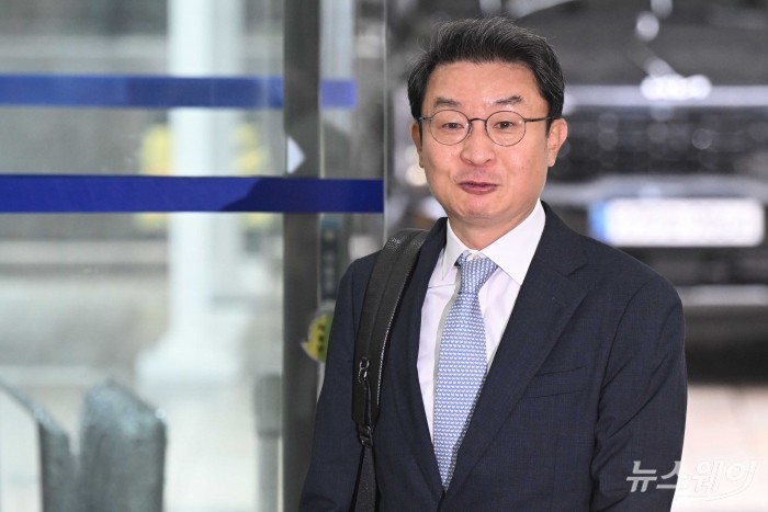 이억원 금융위원회 위원장 후보자가 14일 오전 서울 종로구 예금보험공사에 마련된 인사청문회 준비 집무실로 첫 출근을 하고 있다. 사진=강민석 기자 kms@newsway.co.kr