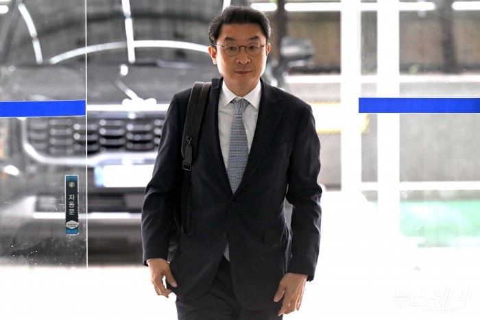 이억원 금융위원회 위원장 후보자가 14일 오전 서울 종로구 예금보험공사에 마련된 인사청문회 준비 집무실로 첫 출근을 하고 있다. 사진=강민석 기자 kms@newsway.co.kr