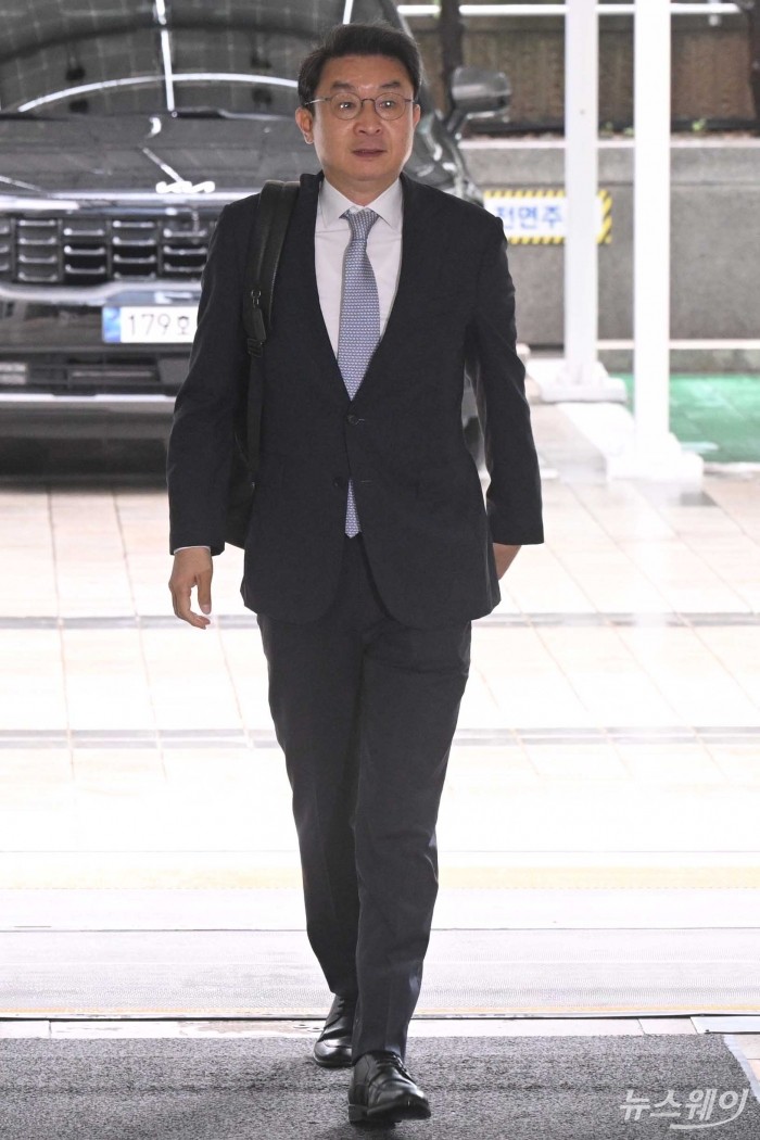 이억원 금융위원회 위원장 후보자가 14일 오전 서울 종로구 예금보험공사에 마련된 인사청문회 준비 집무실로 첫 출근을 하고 있다. 사진=강민석 기자 kms@newsway.co.kr
