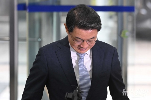 질문 듣고 잠시 고개 숙인 이억원 금융위원회 위원장 후보자