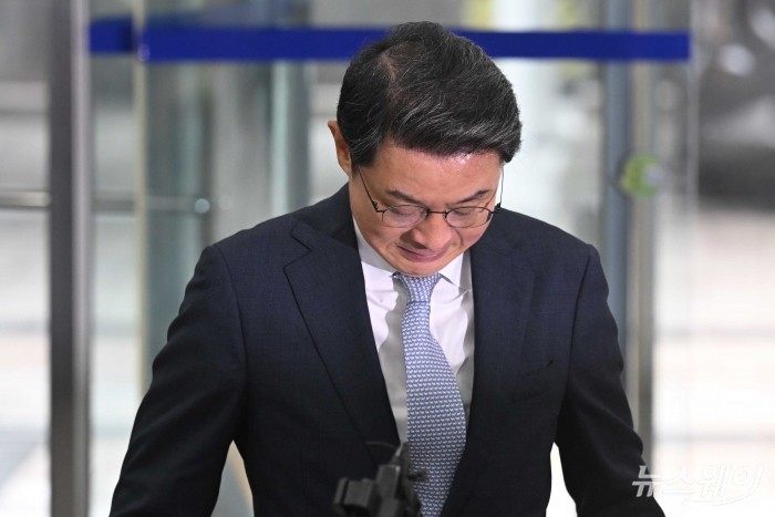 이억원 금융위원회 위원장 후보자가 14일 오전 서울 종로구 예금보험공사에 마련된 인사청문회 준비 집무실로 첫 출근을 했다. 취재진의 질문을 경청하며 잠시 고개를 숙이고 있다. 사진=강민석 기자 kms@newsway.co.kr