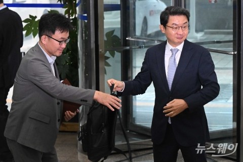 인사청문회 준비 집무실 첫 출근···가방 전달하는 이억원 금융위원장 후보자
